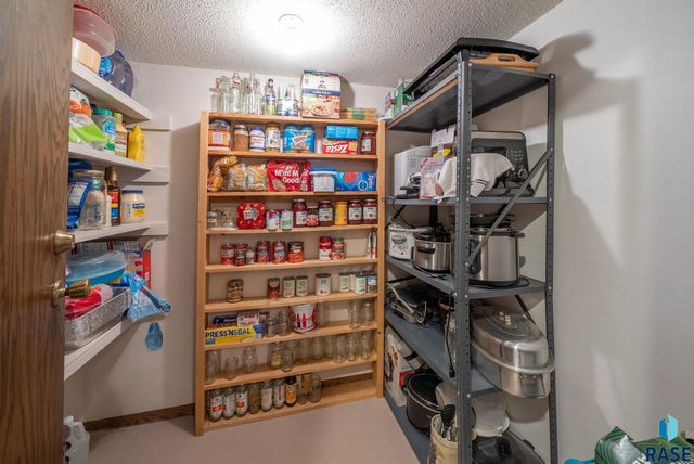 2908 N Oak Rd Road, Brandon, SD 57005