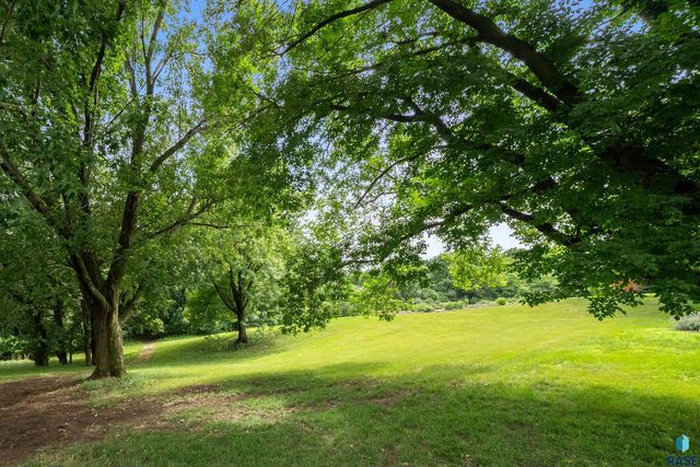 2908 N Oak Rd Road, Brandon, SD 57005