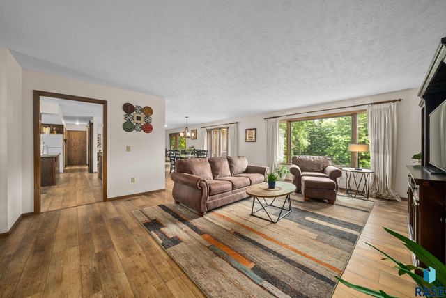 2908 N Oak Rd Road, Brandon, SD 57005