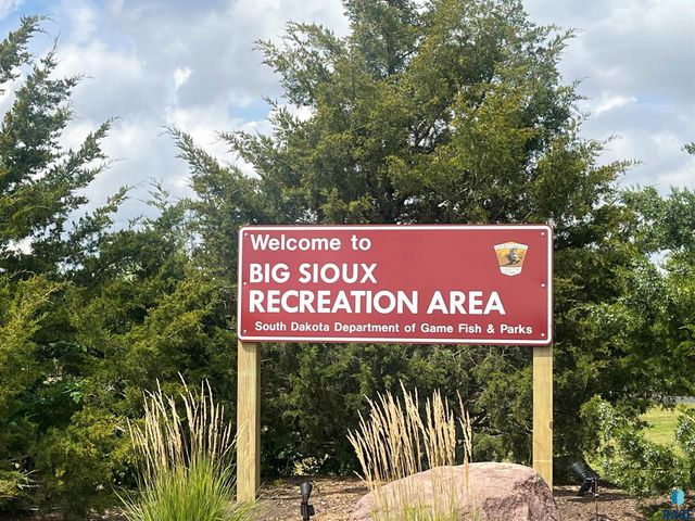 2908 N Oak Rd Road, Brandon, SD 57005