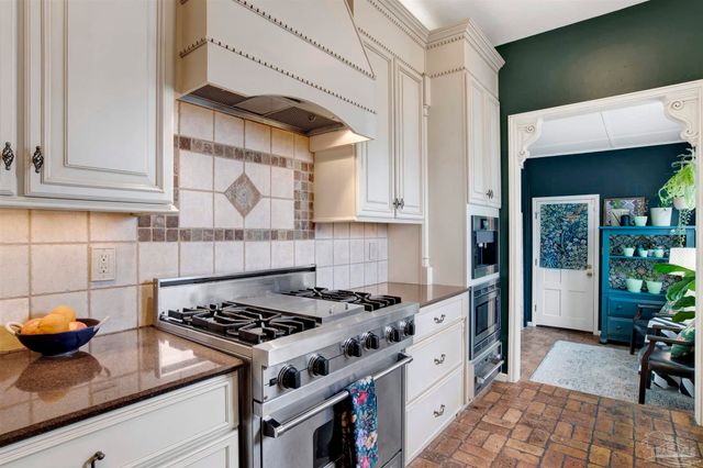 704 Bayshore Dr, Pensacola, FL 32507