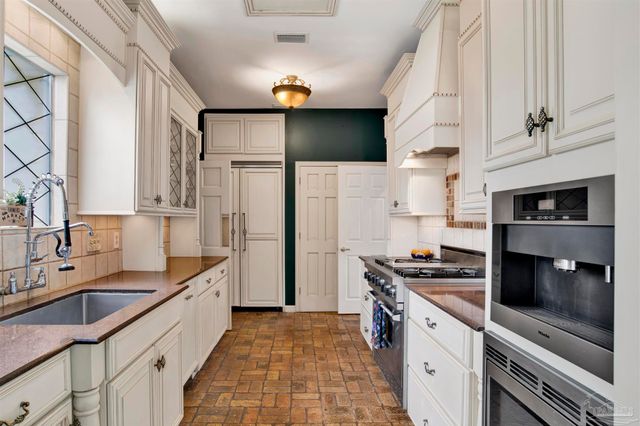 704 Bayshore Dr, Pensacola, FL 32507