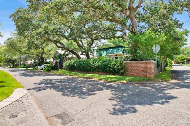 704 Bayshore Dr, Pensacola, FL 32507