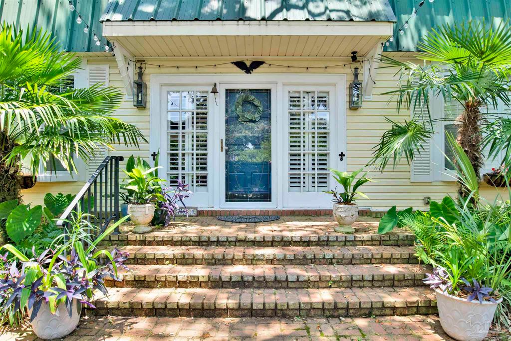 704 Bayshore Dr, Pensacola, FL 32507