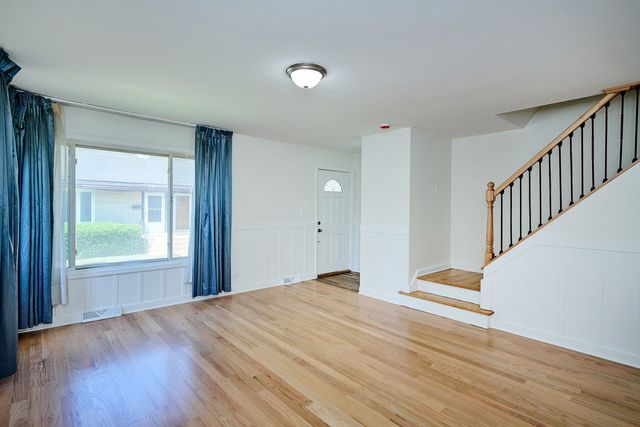 10033 Frontage Road A, Skokie, IL 60077