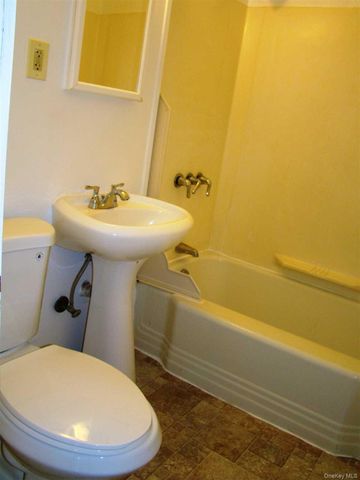 28 Vernon Terrace 2, Poughkeepsie, NY 12601