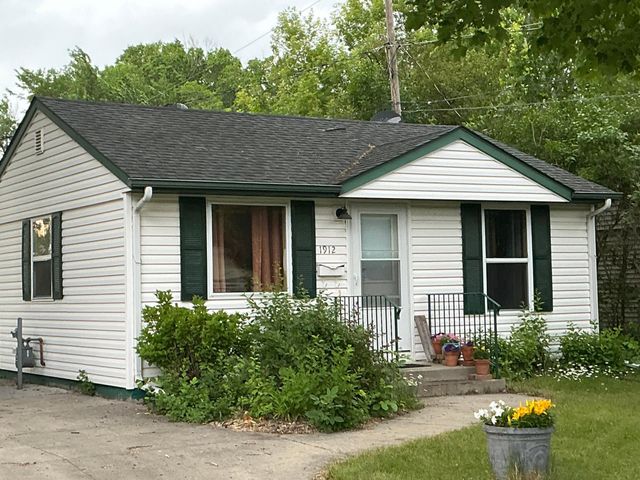 1912 N 6th Avenue N, Moorhead, MN 56560