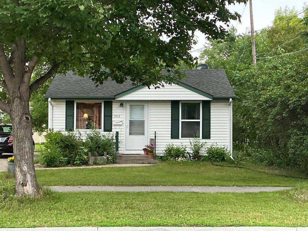 1912 N 6th Avenue N, Moorhead, MN 56560