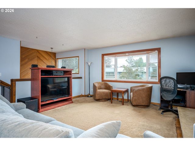 819 Se 136TH Ave, Portland, OR 97233