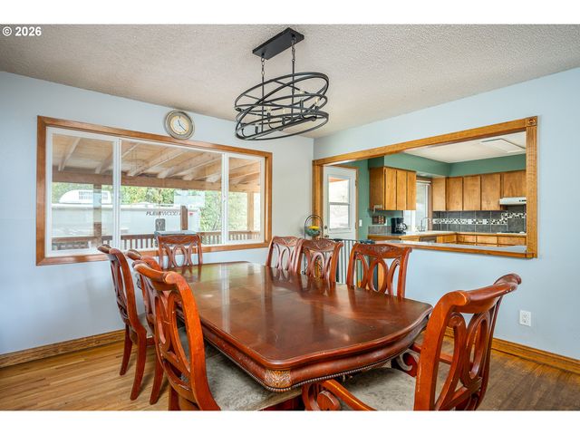 819 Se 136TH Ave, Portland, OR 97233