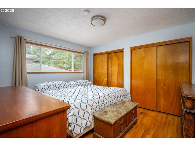 819 Se 136TH Ave, Portland, OR 97233