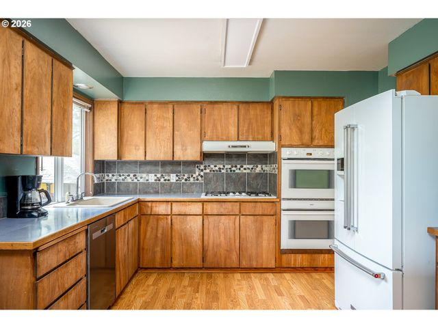 819 Se 136TH Ave, Portland, OR 97233