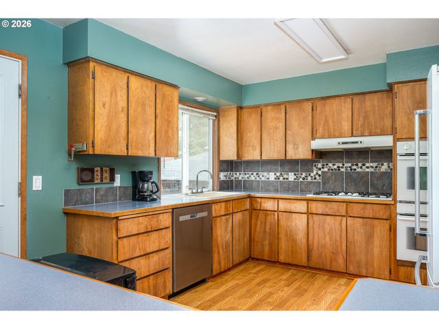 819 Se 136TH Ave, Portland, OR 97233