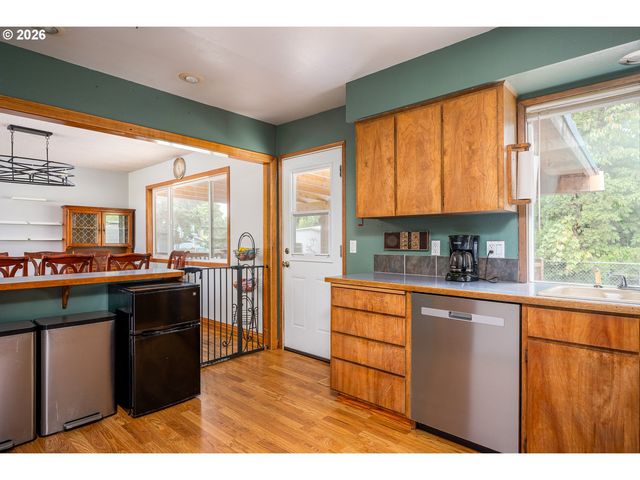 819 Se 136TH Ave, Portland, OR 97233