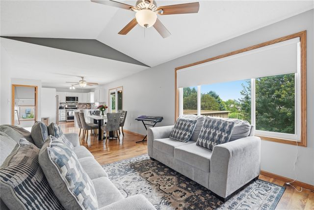 6611 Fox Run Dr SW, Cedar Rapids, IA 52404