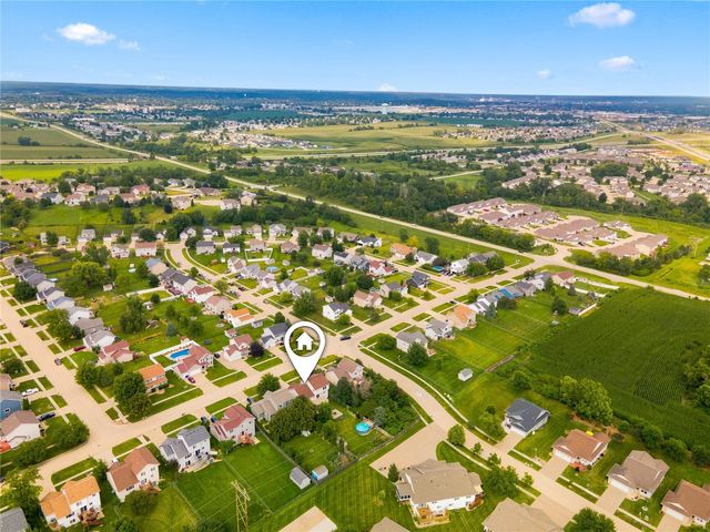 6611 Fox Run Dr SW, Cedar Rapids, IA 52404