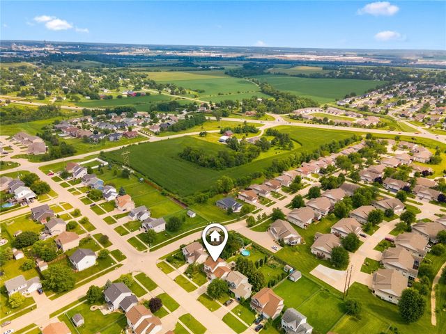 6611 Fox Run Dr SW, Cedar Rapids, IA 52404
