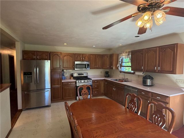 902 Central Dr, New Eagle, PA 15067
