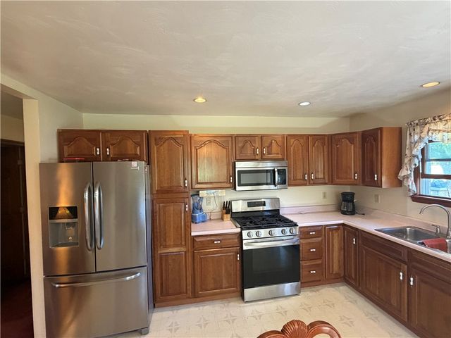 902 Central Dr, New Eagle, PA 15067
