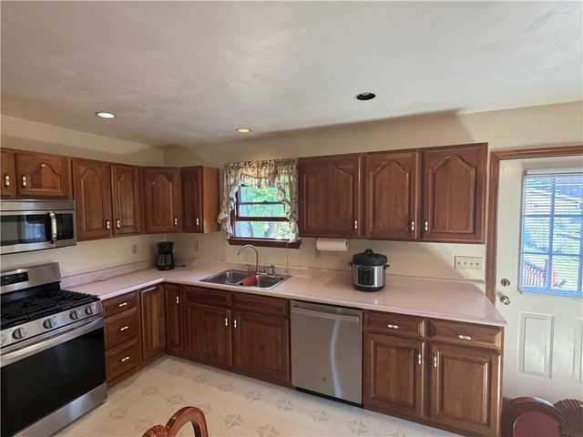 902 Central Dr, New Eagle, PA 15067