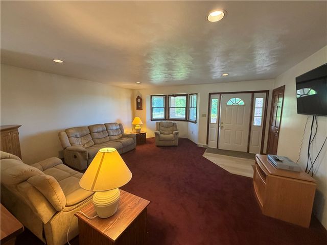 902 Central Dr, New Eagle, PA 15067