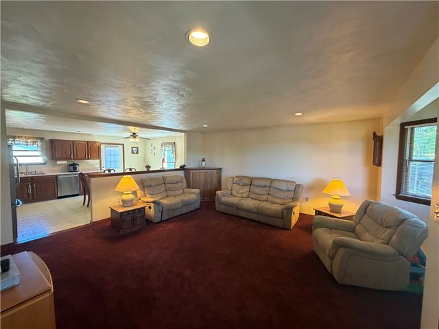 902 Central Dr, New Eagle, PA 15067