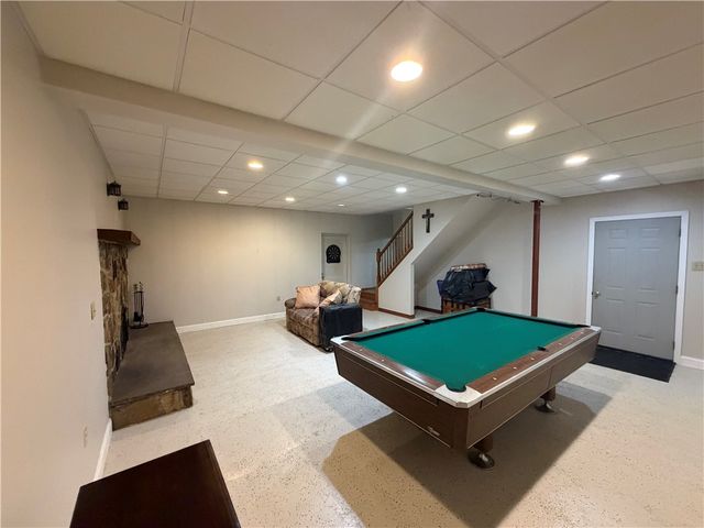 902 Central Dr, New Eagle, PA 15067