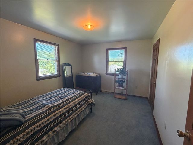902 Central Dr, New Eagle, PA 15067
