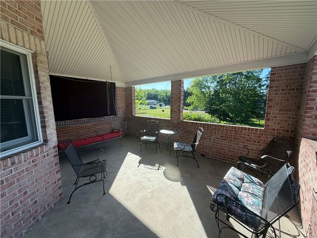 902 Central Dr, New Eagle, PA 15067