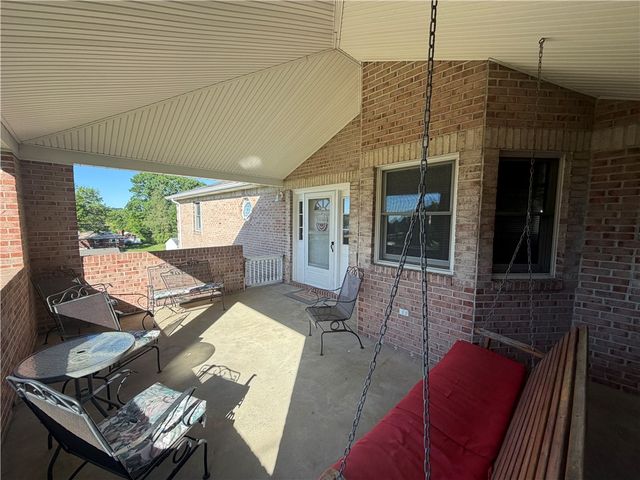 902 Central Dr, New Eagle, PA 15067