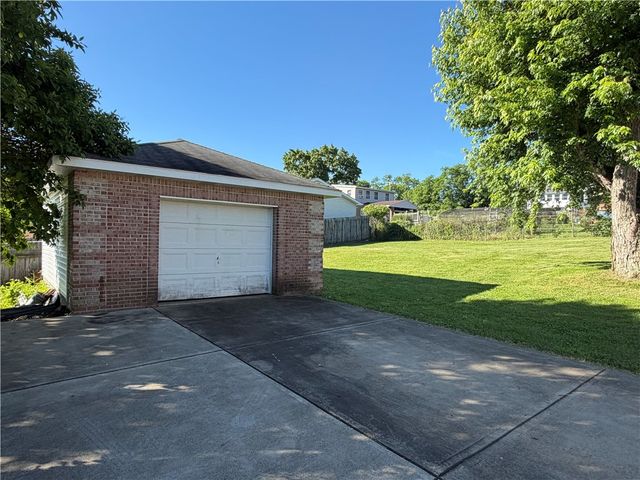 902 Central Dr, New Eagle, PA 15067