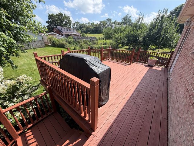 902 Central Dr, New Eagle, PA 15067
