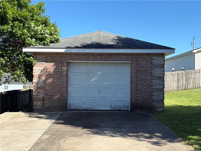 902 Central Dr, New Eagle, PA 15067
