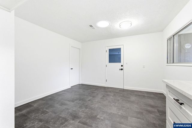 368 Stoneway Dr NW, Salem, OR 97304