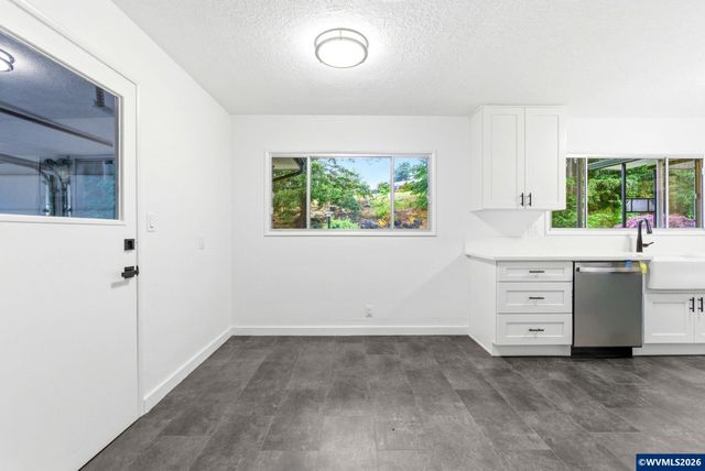 368 Stoneway Dr NW, Salem, OR 97304