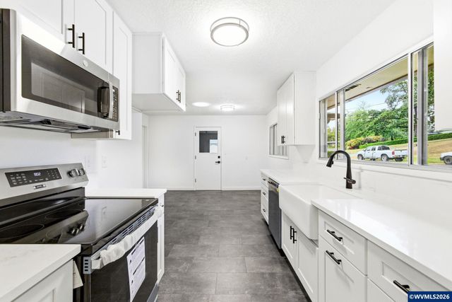 368 Stoneway Dr NW, Salem, OR 97304