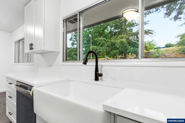 368 Stoneway Dr NW, Salem, OR 97304