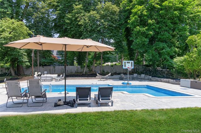 5 Kohlsaat Court, Smithtown, NY 11787
