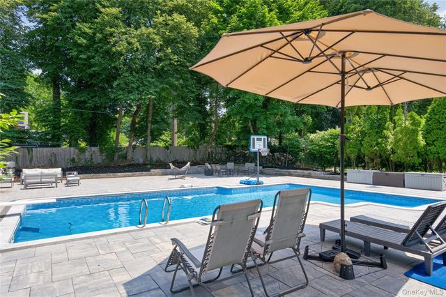 5 Kohlsaat Court, Smithtown, NY 11787