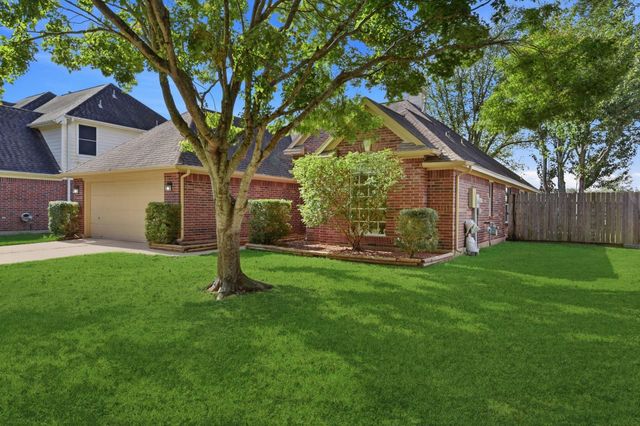 2121 Crimson Lake Lane, League City, TX 77573