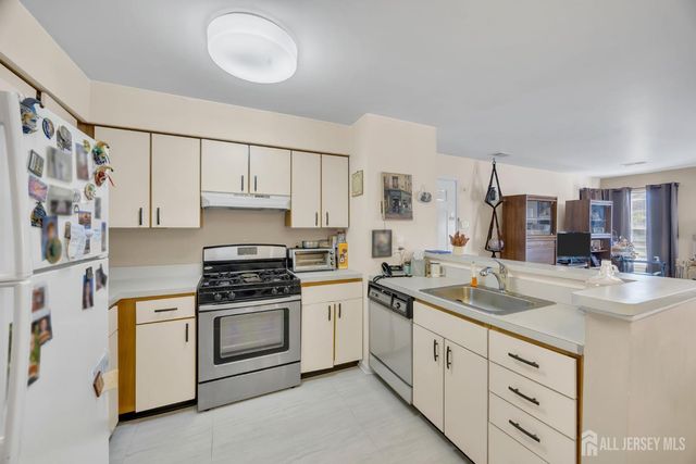 122 Longfield Court, East Brunswick, NJ 08816