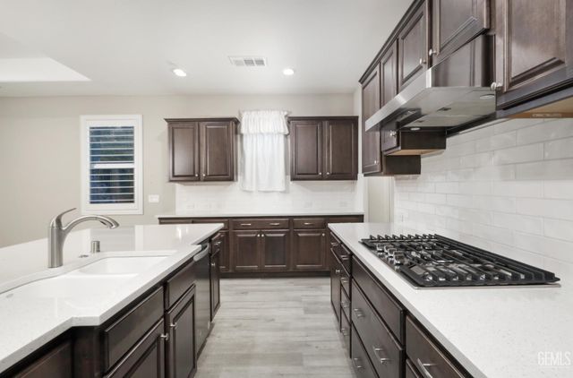 2228 Swanfield Way, Bakersfield, CA 93311