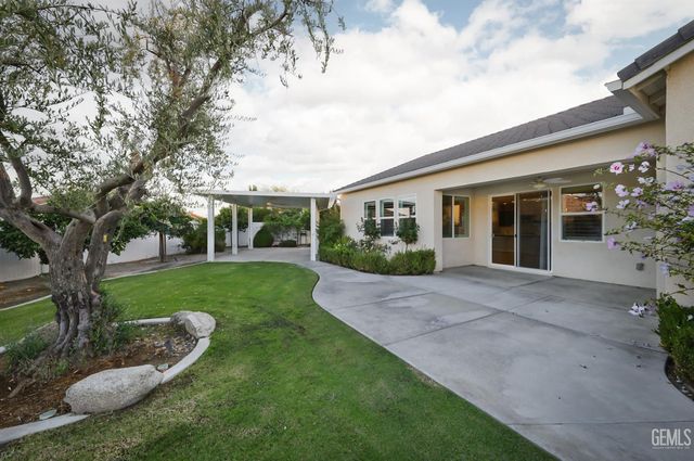 2228 Swanfield Way, Bakersfield, CA 93311