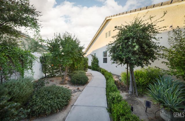 2228 Swanfield Way, Bakersfield, CA 93311