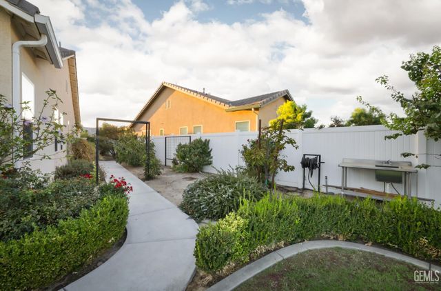 2228 Swanfield Way, Bakersfield, CA 93311