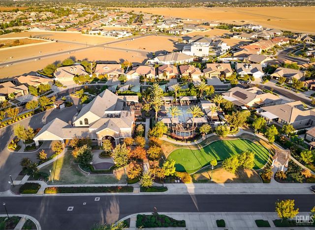 2228 Swanfield Way, Bakersfield, CA 93311