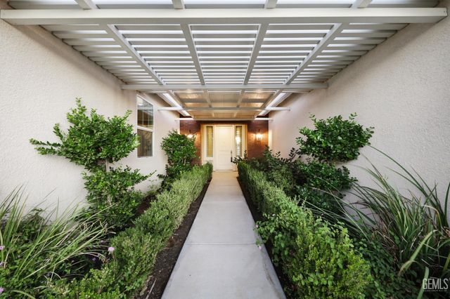 2228 Swanfield Way, Bakersfield, CA 93311