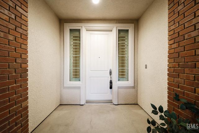 2228 Swanfield Way, Bakersfield, CA 93311