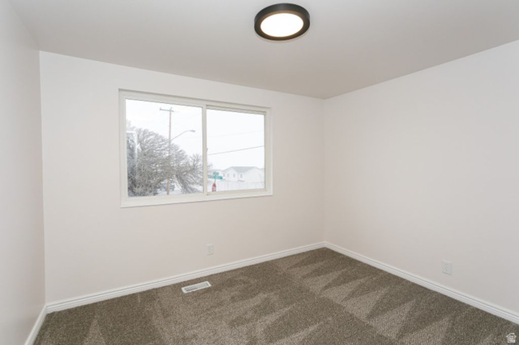 Image 9 of property listing at 11 QUEBEC CIR, Tooele, UT 84074