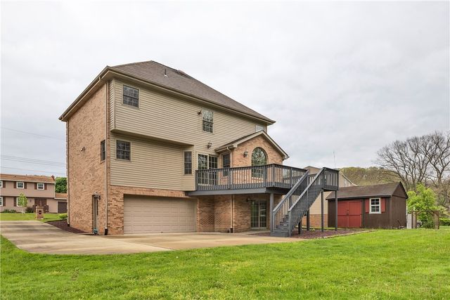 699 Surfside Dr, Plum Boro, PA 15239